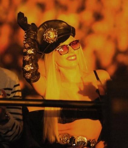gaga-brit-atl KAYRHYTHM NEWS : LADY GAGA ASSISTE AU CONCERT DE BRITNEY, RIHANNA ALLUME UN VIEILLARD SUR SCENE, NICKI MINAJ ET KELLY ROWLAND ONT DES INCIDENTS DE GARDE-ROBE, JAY ET KANYE WEST JOUENT ENCORE AVEC LES RUMEURS ILLUMINATI