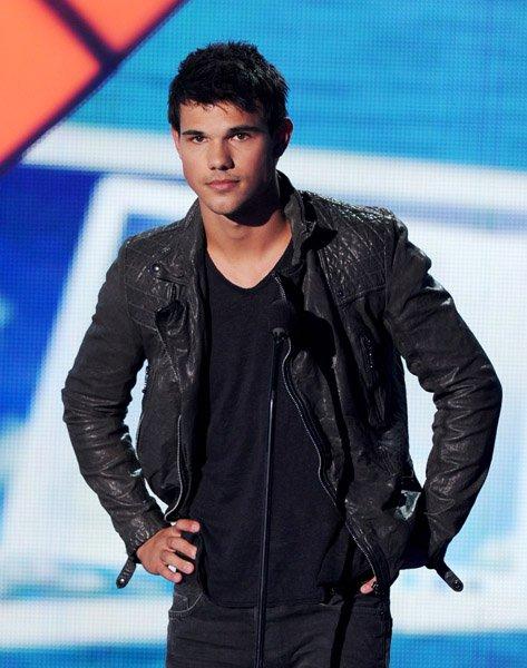 More pics of Taylor Lautner at Teen Choice Awards ! http://img814.imageshack.us/img814/3523/taylor2q.jpg