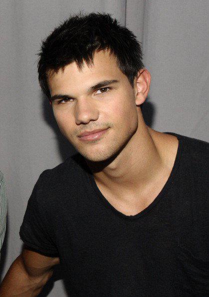 More pics of Taylor Lautner at Teen Choice Awards ! http://img402.imageshack.us/img402/4610/taylor8l.jpg
