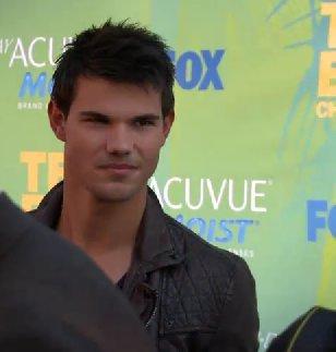 More pics of Taylor Lautner at Teen Choice Awards ! http://img38.imageshack.us/img38/5800/taylor6.jpg
