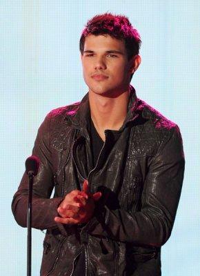 More pics of Taylor Lautner at Teen Choice Awards ! http://img9.imageshack.us/img9/5114/taylor3t.jpg