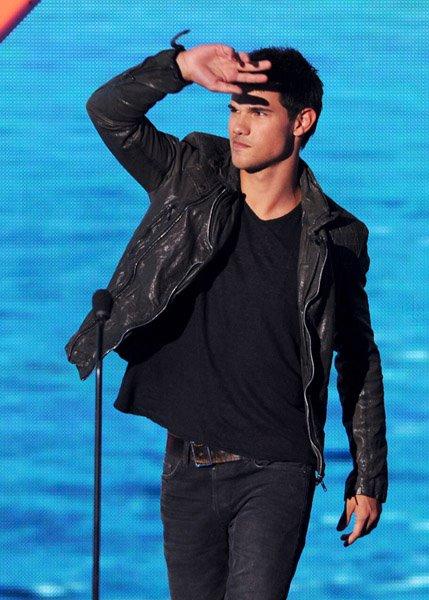 More pics of Taylor Lautner at Teen Choice Awards ! http://img171.imageshack.us/img171/1190/taylor10x.jpg