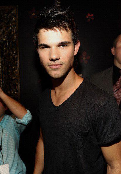 More pics of Taylor Lautner at Teen Choice Awards ! http://img651.imageshack.us/img651/9159/taylor4p.jpg