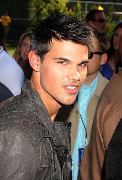 More pics of Taylor Lautner at Teen Choice Awards ! http://img96.imageshack.us/img96/7221/taylor9.jpg
