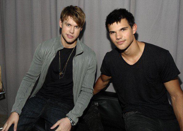 More pics of Taylor Lautner at Teen Choice Awards ! http://img94.imageshack.us/img94/5718/taylor7.jpg