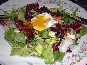 CHEVRE EN HABIT DE LARD SUR SON LIT DE SALADE ET SON OEUF POCHE CIMG6549.JPG
