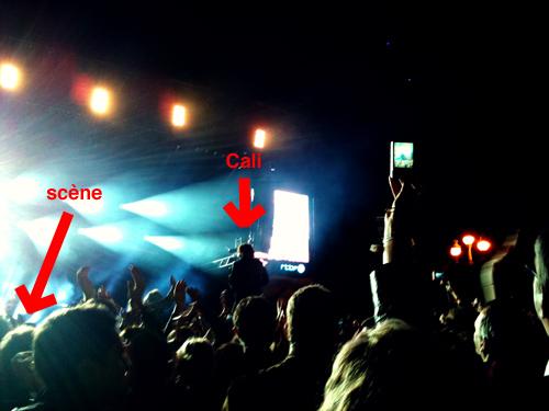 Je n’avais jamais vu un crowdsurfing aussi épique que... Je n’avais jamais vu un crowdsurfing aussi épique que...