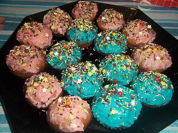 1er Cupcake de ma fille !!!! 100_1790.JPG