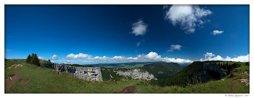 Vue panoramique depuis le sommet du Creux-du-Van Variations panoramiques autour du Creux-du-Van