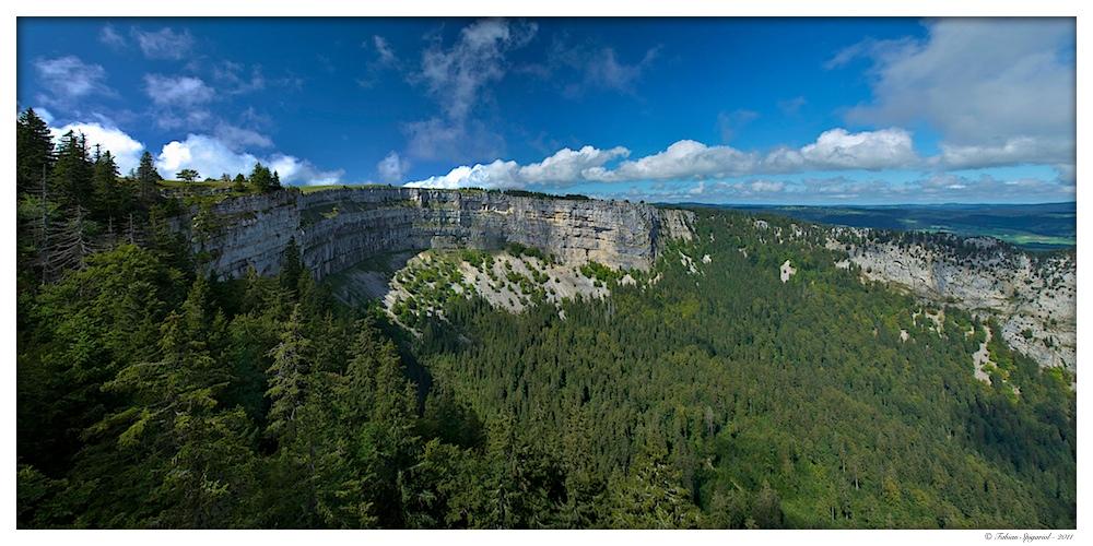 Une vue à couper le souffle sur le cirque du Creux-du-Van Variations panoramiques autour du Creux-du-Van