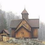 Exemple d'église en bois debout 663px-Uvdal_stave_church.jpg