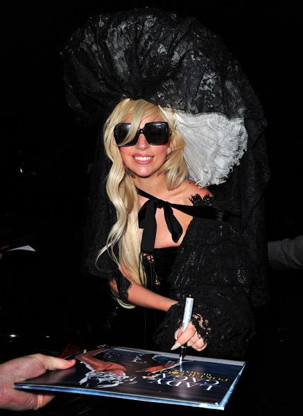 Lady GaGa signe un autographe pour la police