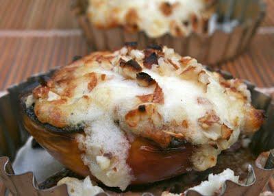 PÊCHES ET NECTARINES RÔTIES AU MIEL, MOUSSE DE MASCARPONE AUX AMANDES PÊCHES ET NECTARINES RÔTIES AU MIEL, MOUSSE DE MASCARPONE AUX AMANDES