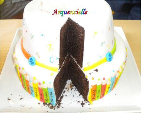 Gâteau école / collège pour la classe de ma grande fée. Déco Pâte à sucre. Gâteau école, collège coupé