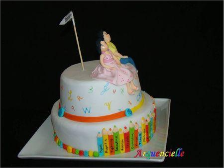 Gâteau école / collège pour la classe de ma grande fée. Déco Pâte à sucre. Gâteau école, collège vue côté