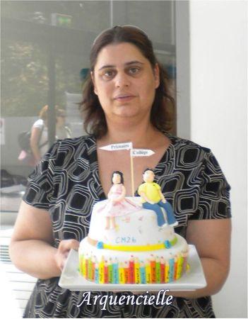 Gâteau école / collège pour la classe de ma grande fée. Déco Pâte à sucre. Gâteau école, collège avec moi