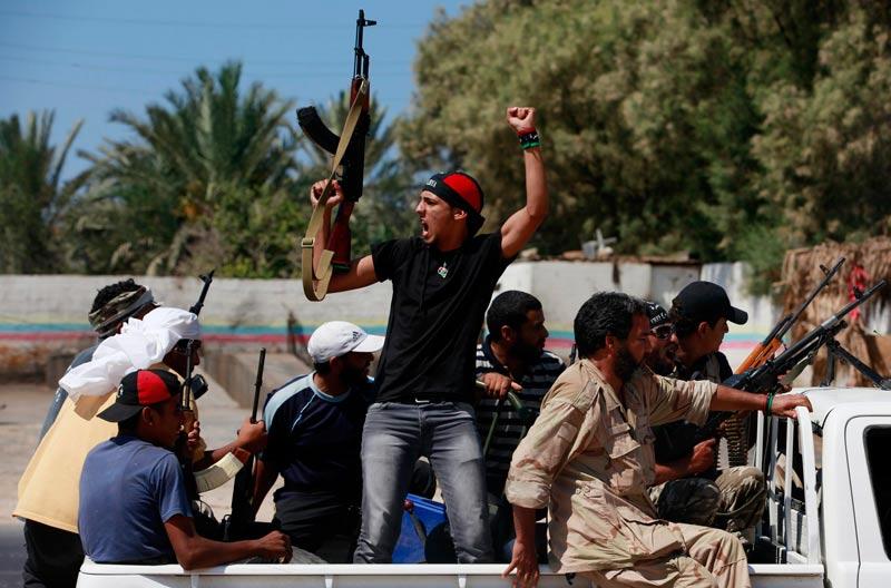 <b></div>L’assaut</b>. La fin du régime Kadhafi est proche. Ce n’est sans doute plus qu’une question de jours, voire même d’heures. Suite à l'opération «Sirène», lancée samedi soir, les rebelles ont atteint dans la nuit de dimanche à lundi le cœur de Tripoli, la place Verte, un lieu symbolique où les partisans du régime avaient l'habitude de se rassembler pour exprimer leur fidélité au leader, au pouvoir depuis quarante-deux ans. Alors que Kadhafi reste toujours introuvable, deux de ses fils, Mohammed Kadhafi et Seif al-Islam, ont été arrêtés. 