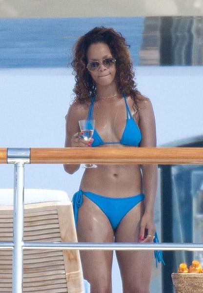 Rihanna profite du soleil de la cote d'Azur en bikini