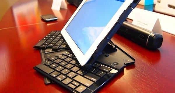 Un clavier pliable et un Joystick pour iPad, par Logitech...