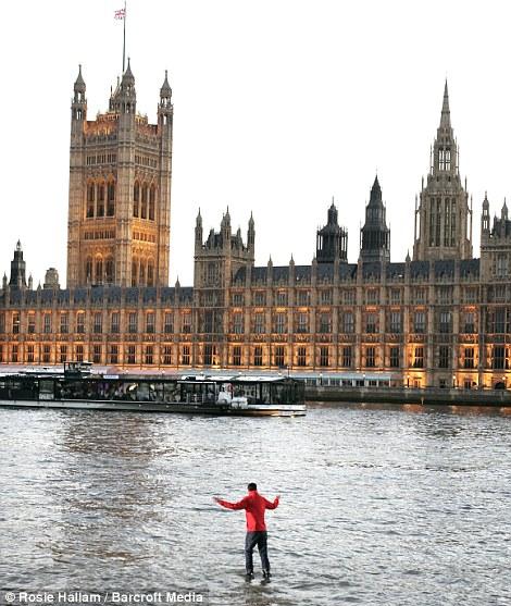 dynamo-marche-sur-la-tamise-02 Steve Frayne marche sur la Tamise (Londres)
