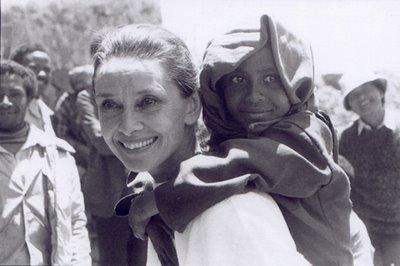 http://3.bp.blogspot.com/-KLdmqAmT8OM/TV9vBhJj-fI/AAAAAAAAC8U/XHd34GjEazs/s400/hepburn_audrey_unicef.JPG