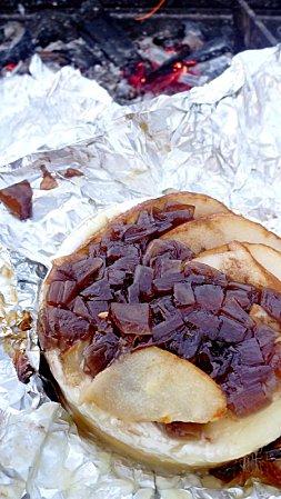 Camembert aux poires et confiture d'oignons au barbecue. Camembert au barbecue 011