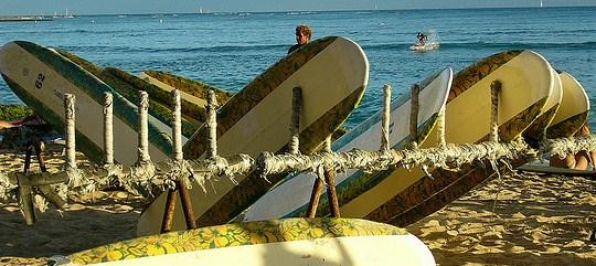Des planches de surf sur la plage d'Honolulu, Hawaii Les 10 plus belles plages du monde