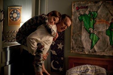 extremely_loud_incredibly_close-hanks-horn-1-550x366.jpg