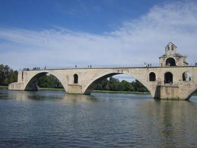 Julien : un masseur sur le pont à Avignon