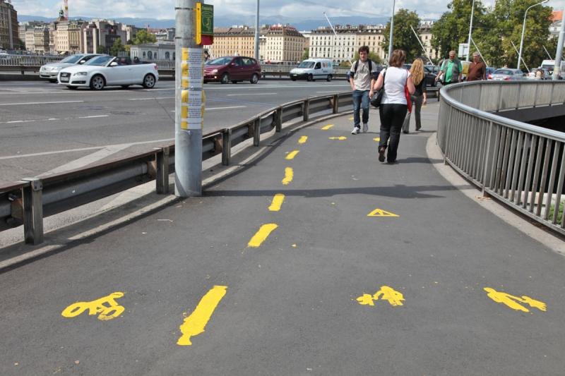 Une vraie fausse piste cyclable sur le pont du Mont-Blanc! 20110829_9768-ssssss1111.jpg
