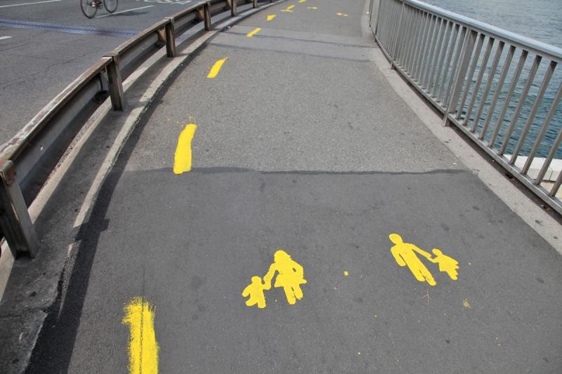 Une vraie fausse piste cyclable sur le pont du Mont-Blanc! 20110829_9769-ssssss1111.jpg