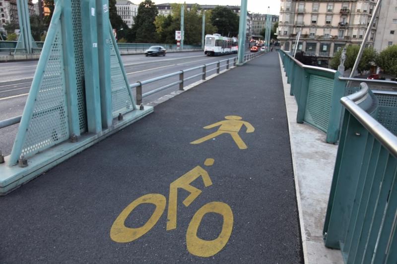 Une vraie fausse piste cyclable sur le pont du Mont-Blanc! a.jpg