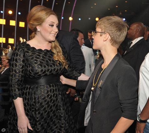 MTV VMA's 2011 : Justin Bieber discute avec Adele
