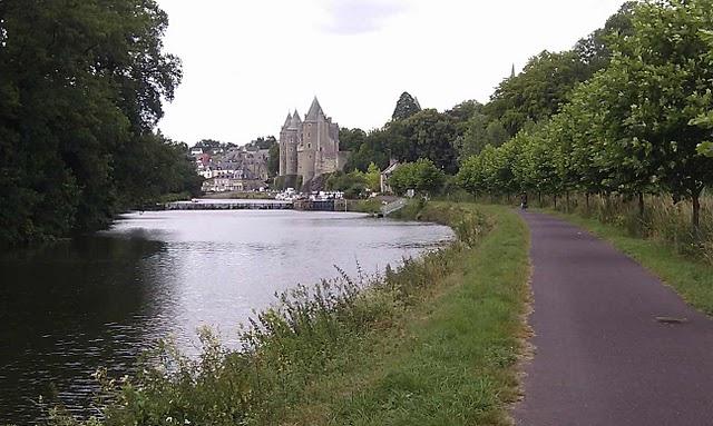 Promenade de fin d'été en suivant le canal de Nantes à Brest