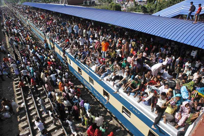 <b></div>Ramdam au Bangladesh</b> - Pour la fin du Ramadan, des dizaines de milliers de musulmans du Bangladesh ont rejoint la capitale Dhaka mardi pour pouvoir fêter l’Aïd al-Fitr en famille. Les trains reliant les campagnes à Dhaka ont été pris d’assaut pour l’occasion. Le Bangladesh compte aujourd’hui une population à 90% musulmane pour 144 millions d’habitants. 