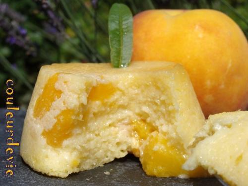 Petits moelleux de semoule aux pêches Petits moelleux de semoule aux pêches