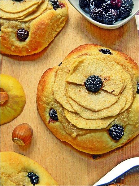 Tarte Briochée aux Pommes & Mûres Tarte Briochée aux Pommes & Mûres