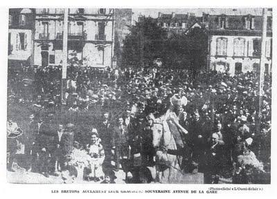Saint-Pol-Roux à Quimper, pendant les fêtes de Cornouaille de 1937 Saint-Pol-Roux à Quimper, pendant les fêtes de Cornouaille de 1937