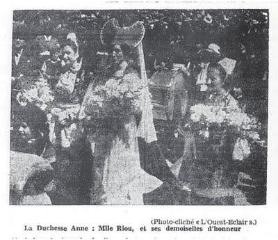 Saint-Pol-Roux à Quimper, pendant les fêtes de Cornouaille de 1937 Saint-Pol-Roux à Quimper, pendant les fêtes de Cornouaille de 1937