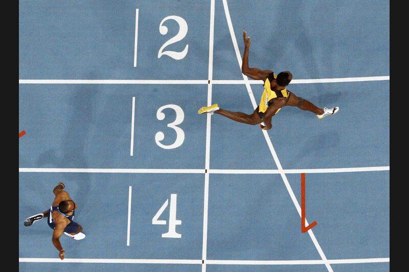 <b></div>Au finish</b> - Les championnats du monde d'athlétisme se sont achevés, dimanche, par un nouvel exploit d'Usain Bolt et des sprinteurs jamaïcains qui ont signé le seul record du monde en neuf jours de compétition. Nesta Carter, Michael Frater, Yohan Blake, champion du monde du 100 m individuel, et Usain Bolt ont couru un incroyable relais 4x100 mètres en 37«04, soit six centièmes de moins que les 37»10 du précédent record que leur pays, et Usain Bolt, détenaient depuis les Jeux olympiques de Pékin en 2008.