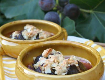 CRUMBLE D'AMANDES SUR FIGUES POCHÉES CRUMBLE D'AMANDES SUR FIGUES POCHÉES