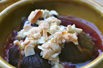 CRUMBLE D'AMANDES SUR FIGUES POCHÉES CRUMBLE D'AMANDES SUR FIGUES POCHÉES