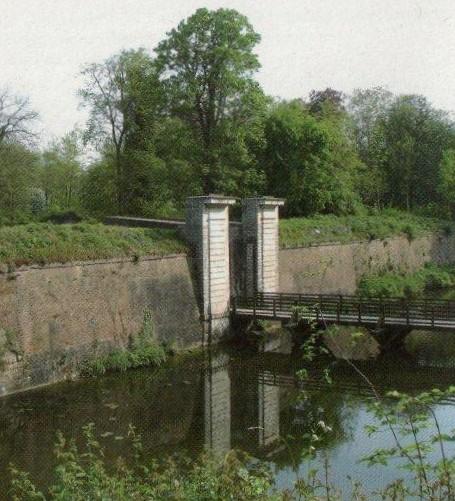 Les charmes d'une promenade au bord de la Deûle. Les charmes d'une promenade au bord de la Deûle.