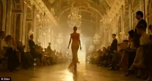 Dior revisite le 7ème Art. SUblime Charlize Theron Dior1.jpg