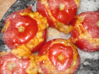 Tomates farcies à la brousse et aux œufs brouillés