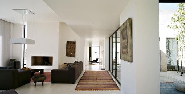 Lumineux salon d'une villa nichée au coeur de la Palmeraie - Photo La Conciergerie de Marrakech Conciergerie de Marrakech, des vacances sur mesure
