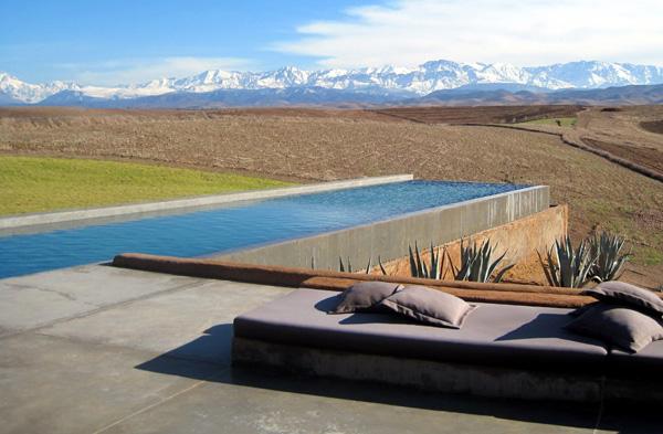 Piscine avec vue sur l'Atlas - photo La Conciergerie de Marrakech Conciergerie de Marrakech, des vacances sur mesure