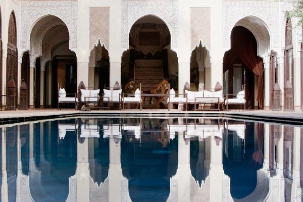 Piscine miroir de l'un des plus beaux hôtels-riads de Marrakech - Photo Conciergerie de Marrakech Conciergerie de Marrakech, des vacances sur mesure