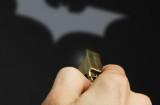 batman bat signal keychain from thinkgeek 2 160x105 Un porte clés lumineux aux couleurs de Batman