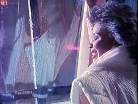 Avant ne veut plus jamais pleurer…et enregistre avec Keke Wyatt. Image de prévisualisation YouTube